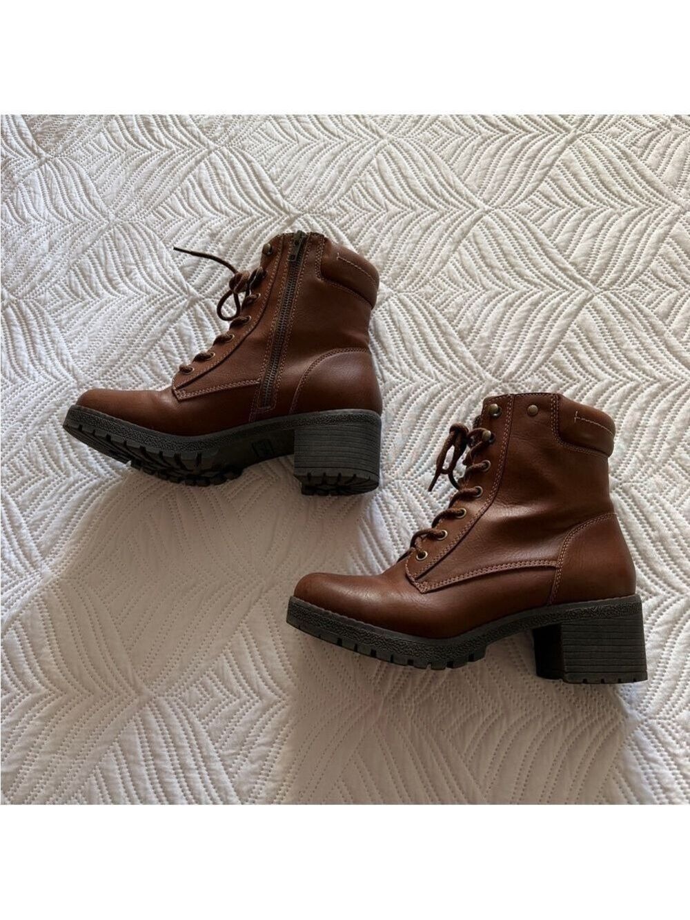 Eastland Women’s Brown Faux Leather Mid Calf Lace Up Boots. Size 9 - Picture 3 of 8